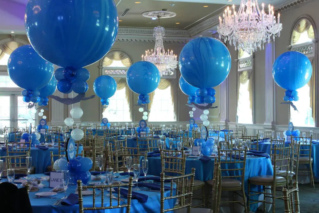 Round marble blue balloons arranged as centerpieces for a bar mitzvah party, created by Balloons Lane in Staten Island